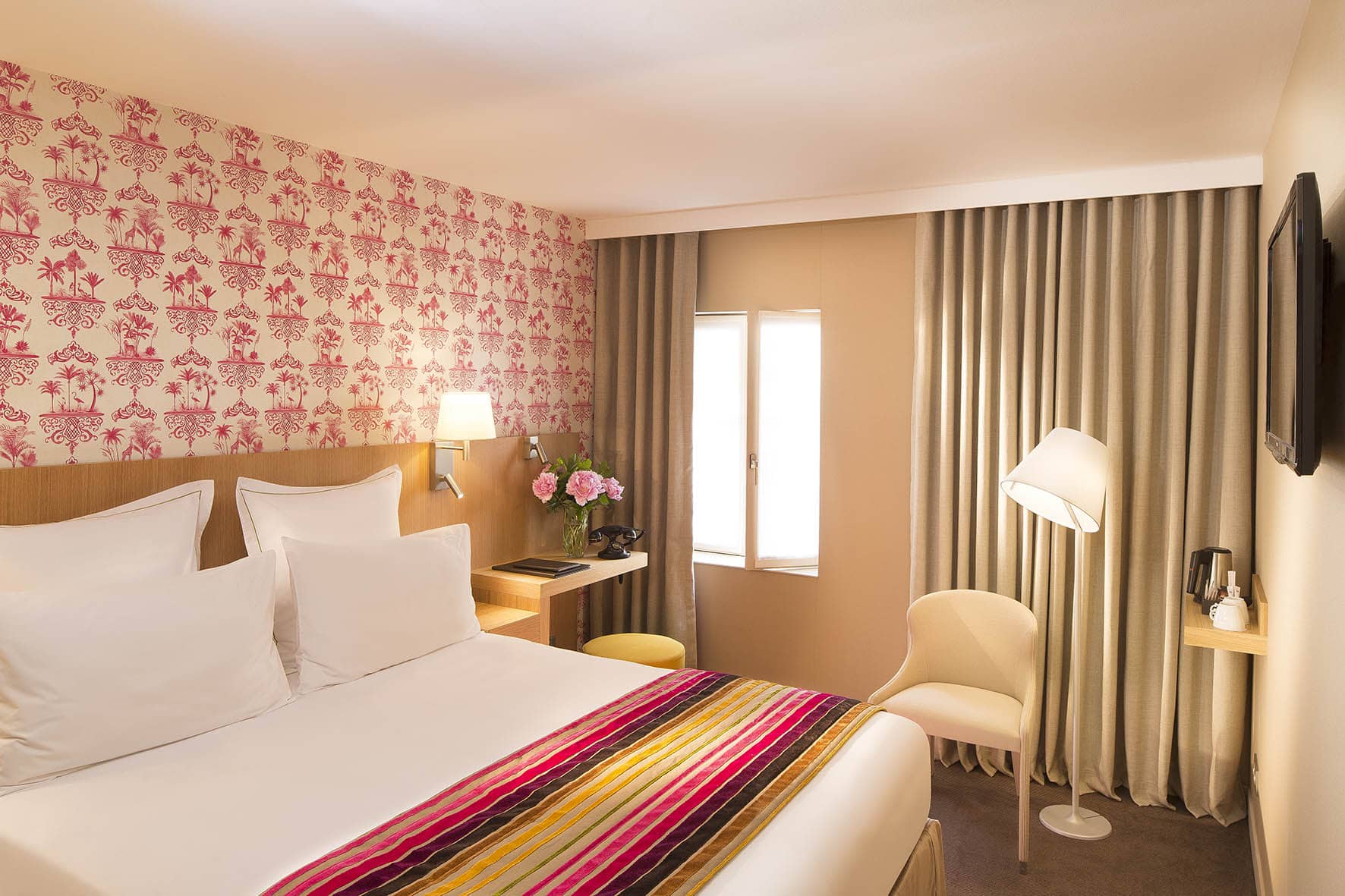 Chambre Double de l'hotel Cordelia Paris, lit double et decoration chaleureuse