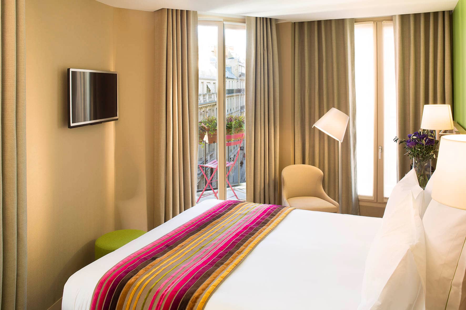 Chambre Privilege de l'hotel Cordelia Paris avec balcon et lampadaire elegant