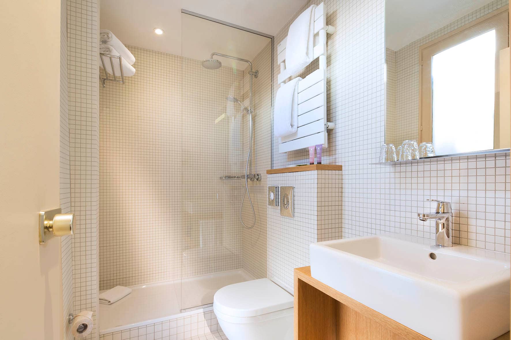 Salle de bain de la chambre Single de l'hotel Cordelia Paris avec douche
