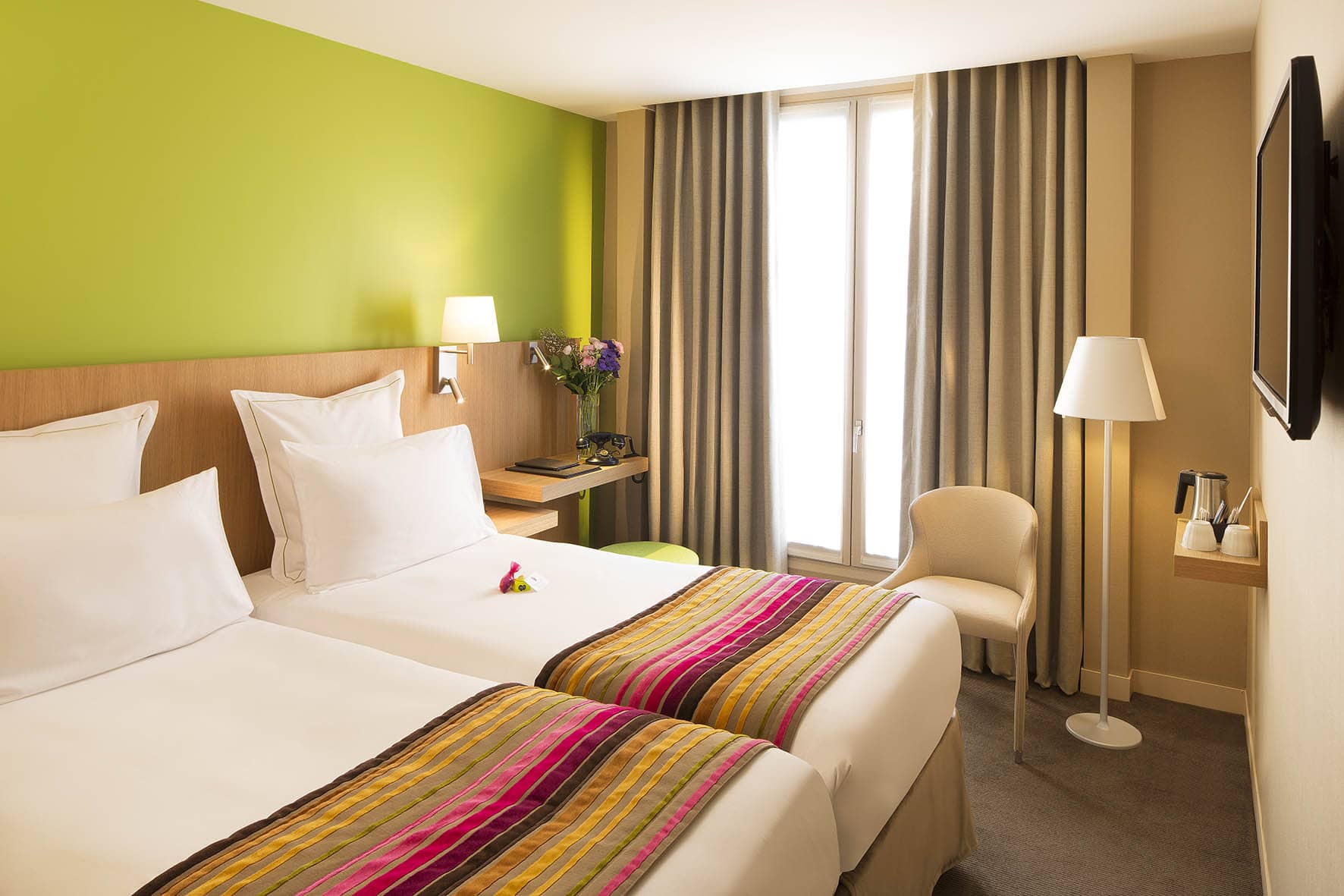 Chambre Twin de l'hotel Cordelia Paris, tons verts et deux lits individuels