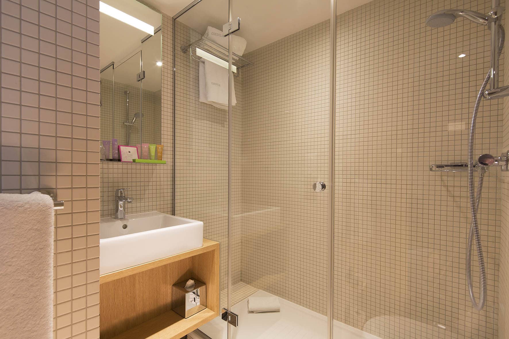 Salle de bain chambre Twin de l'hotel Cordelia Paris avec douche et produits Fragonard