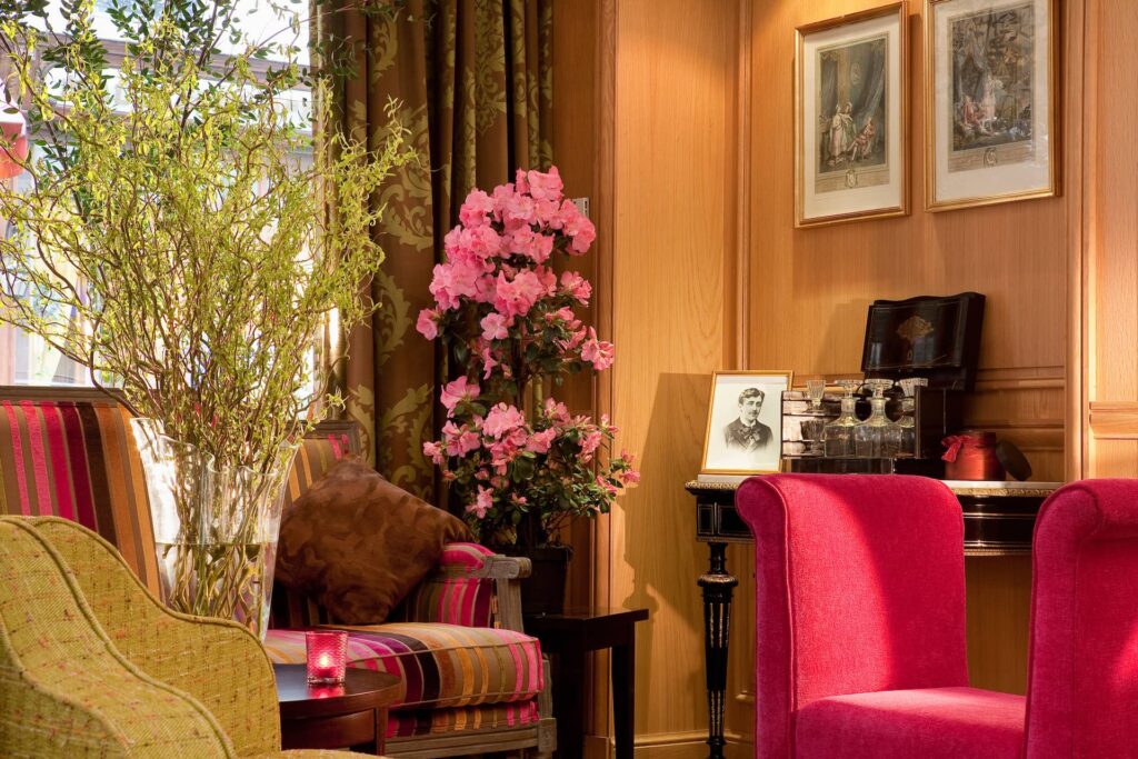 Salon avec canapé rayé de l'Hôtel Cordélia Paris