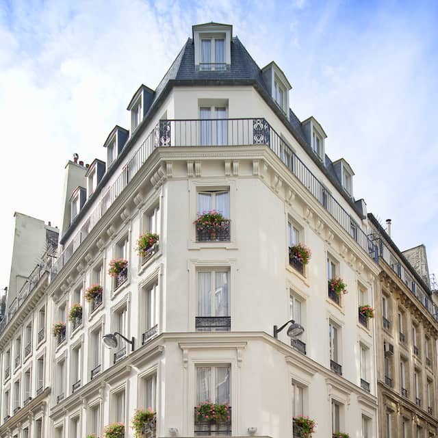 Façade de l'Hôtel Cordélia Paris vue en hauteur