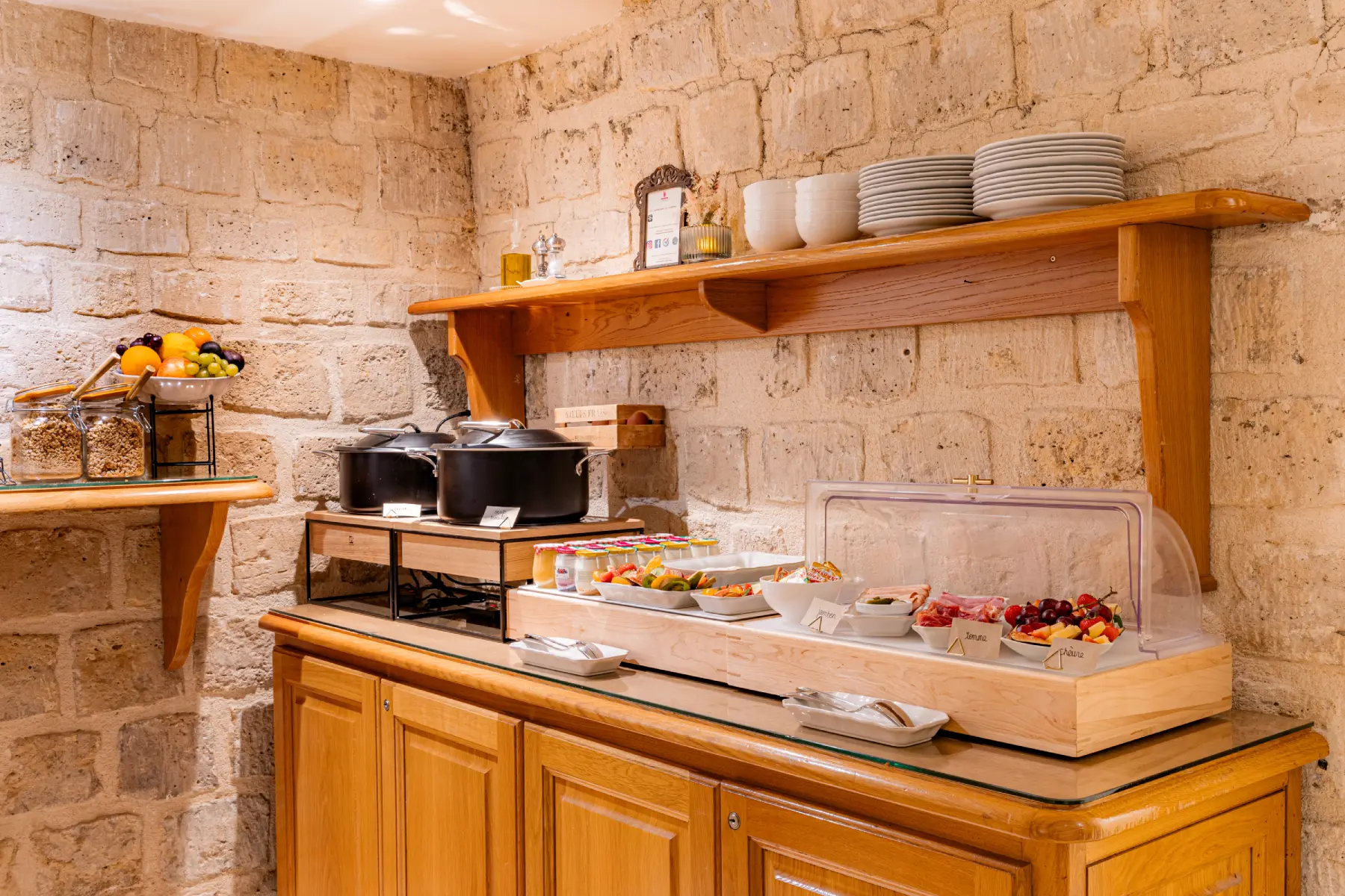 Vue d'ensemble du comptoir de buffet dans la salle de petit-dejeuner en pierre voütee de l'hotel Cordelia