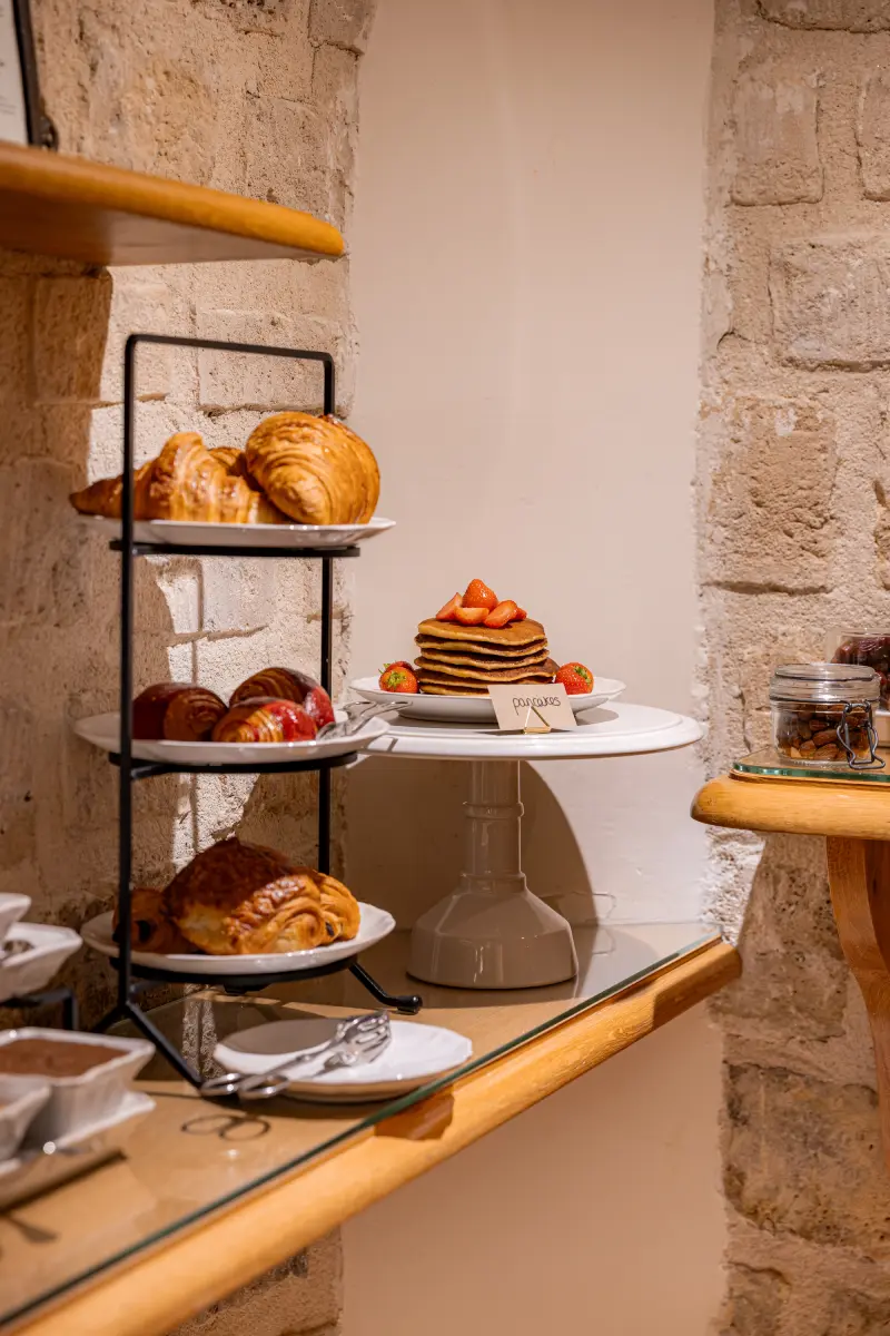Presentoir 3 niveaux avec croissants, pains au chocolat et brioches, presentoir de pancakes aux fraises